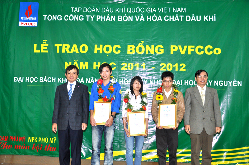 PVFCCo trao học bổng cho sinh viên các trường Đại học khu vực miền Trung