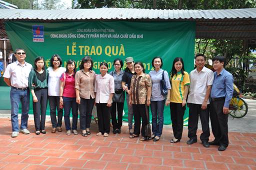 PVFCCo trao quà “Tết vì người nghèo 2012”