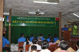 Chi đoàn PVFCCo SW: Tư vấn và phát phân bón miễn phí cho hộ nghèo tại huyện Chợ Gạo, Tiền Giang