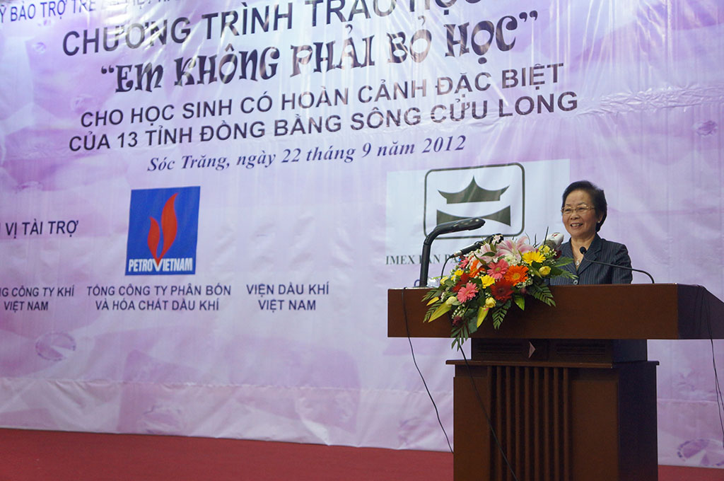 Lễ trao học bổng “Em không phải bỏ học”