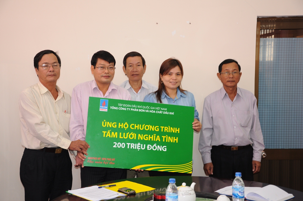 Press release: PVFCCo’s employees supported VND200 million to Quang Ngai’s fishermen