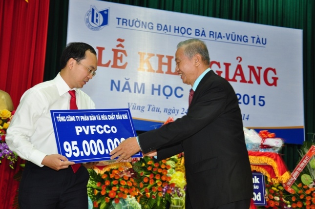 PVFCCo donates VND 95 million scholarship to Ba Ria-Vung Tau University