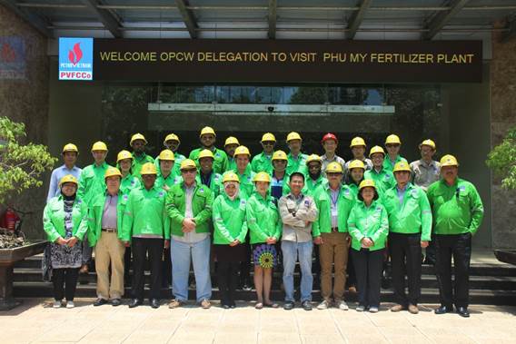 Taskforce of Vietnam Chemicals Agency and international delegation attending the Conference on Prohibition of Chemical Weapons visit Phu My Fertilizer Plant