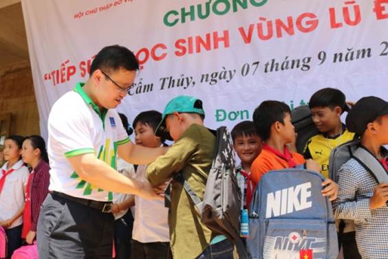 Người lao động PVFCCo “tiếp sức học sinh vùng lũ đến trường”